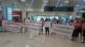 Con máscaras de cochinos, pobladores de Sitilpech se manifestaron en el aeropuerto de Cancún
