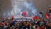 Francia: Bloquean carreteras y refinerías se van a huelga por imposición de reforma de pensiones