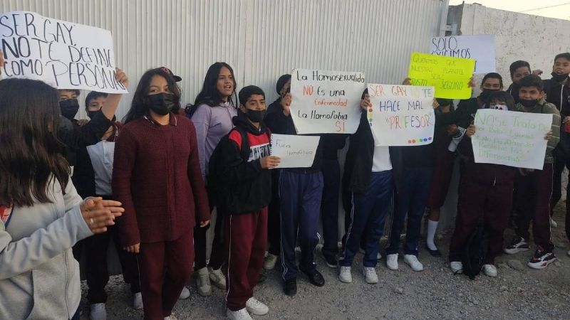 Despiden a maestro de Durango por ser gay; alumnos protestan