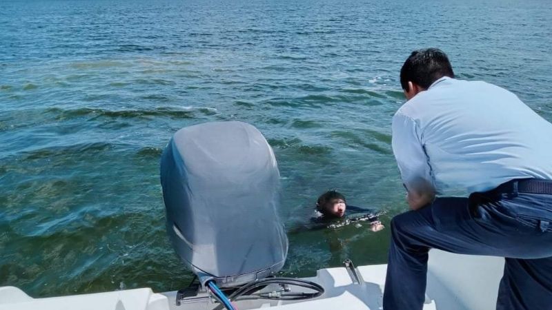Capitanía rescata a familia que estaba a la deriva en el Mar en Dzilam de Bravo
