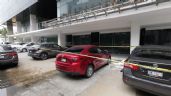 Estructura del hotel Fiesta Inn Loft cae sobre cinco autos en Ciudad del Carmen