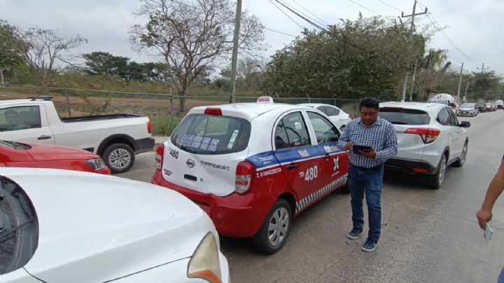 Carambola entre tres vehículos causa cierre vial en Campeche