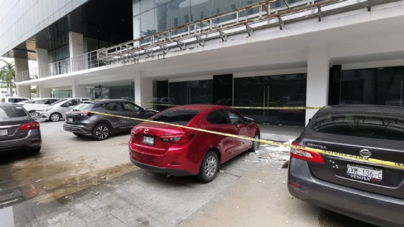 Estructura del hotel Fiesta Inn Loft cae sobre cinco autos en Ciudad del Carmen