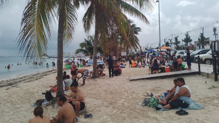 A pesar del Frente Frío, familias de Cancún abarrotan la Playa del Niño: EN VIVO