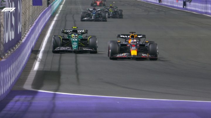 Checo Pérez domina el Gran Premio de Arabia Saudita; Verstappen le pisa los talones