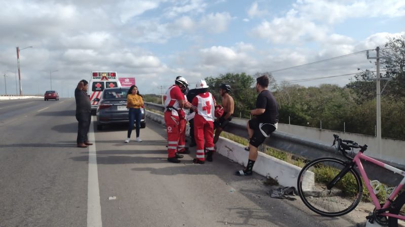 Ciclista colisiona contra un auto en el Paraíso, Progreso