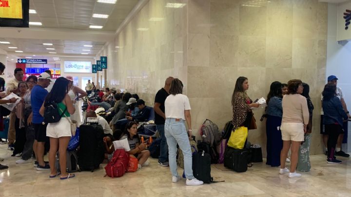 Aerolíneas apoyan a los turistas varados en el aeropuerto de Cancún: EN VIVO