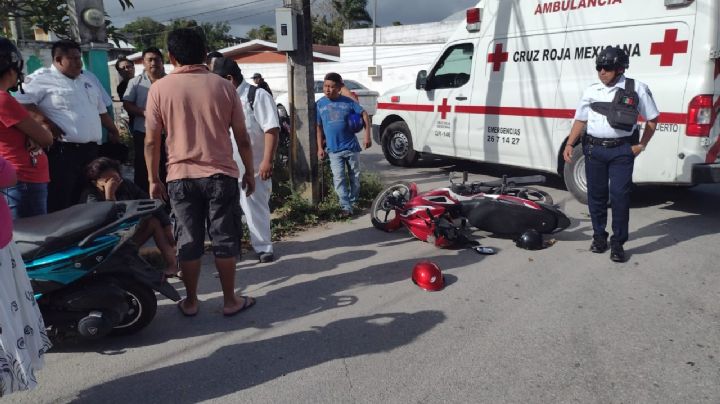 Conductor se 'brinca' un alto y choca contra una moto en Felipe Carrillo Puerto