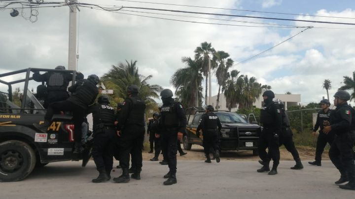 Policías e invasores se enfrentan en la zona de antros en Chicxulub: EN VIVO