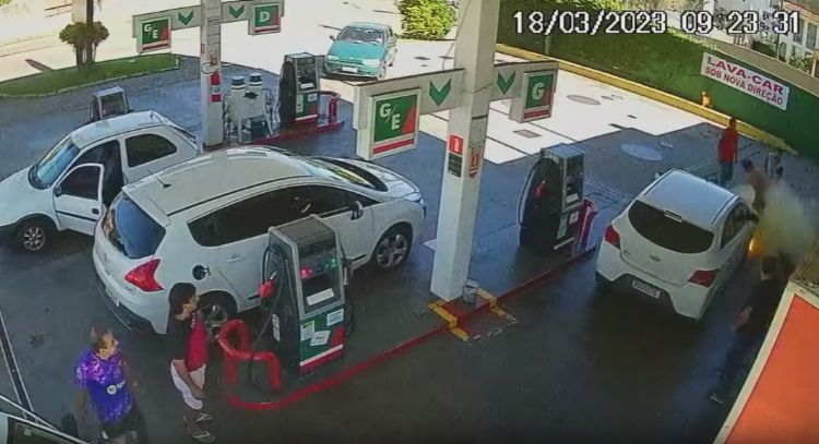Despachador rocía gasolina a cliente y le prende fuego en Brasil: VIDEO