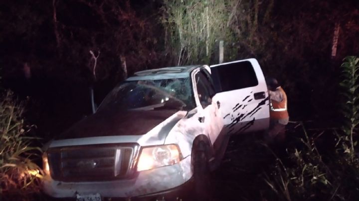 Camioneta cargada de caña termina volcada en el tramo Tulum-Felipe Carrillo Puerto