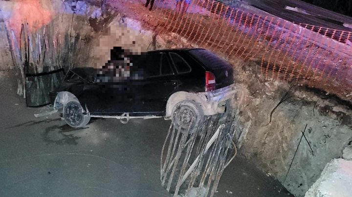 Aparatoso accidente en Cancún: Auto cae en cimientos del distribuidor vial