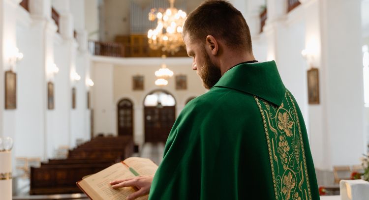 España se queda sin sacerdotes; vislumbran el cierre de iglesias