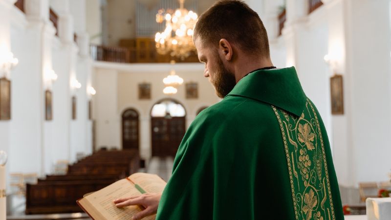 España se queda sin sacerdotes; vislumbran el cierre de iglesias
