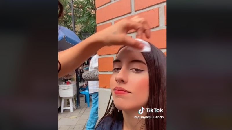 ‘Parezco Vicente Fernández’, joven se hace las cejas en puesto callejero: VIDEO