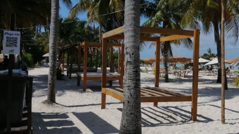 Turistas piden a negocios no saturar de camastros Playa Norte, Isla Mujeres