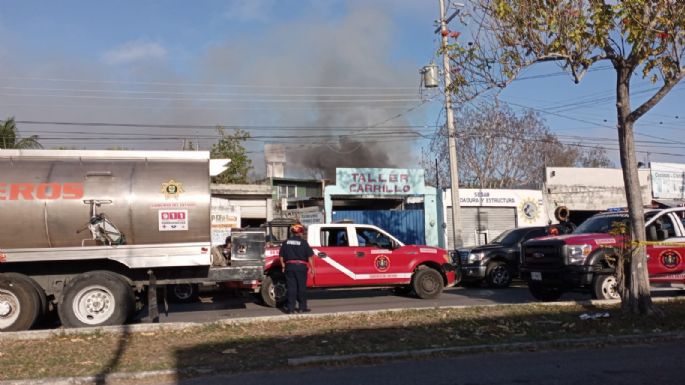 Presunto cortocircuito causa incendio en una llantera al Oriente de Mérida