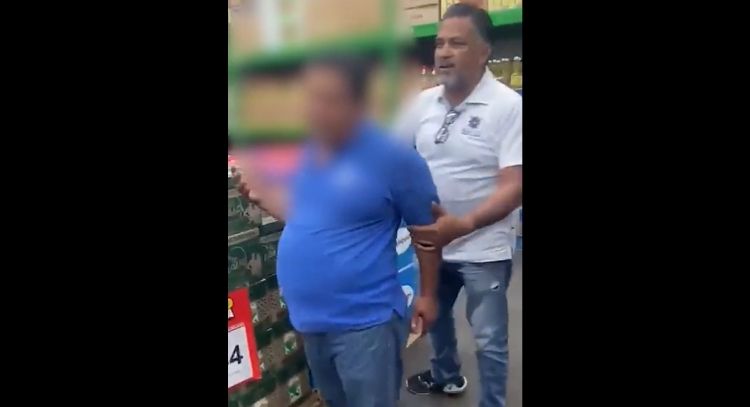 “Por eso tanta muchachita desaparecida"; hombre acosa a mujer en supermercado: VIDEO