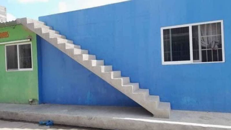 Critican a campechano por construir una escalera en la vía pública