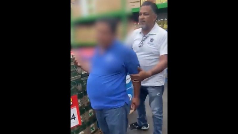 “Por eso tanta muchachita desaparecida"; hombre acosa a mujer en supermercado: VIDEO