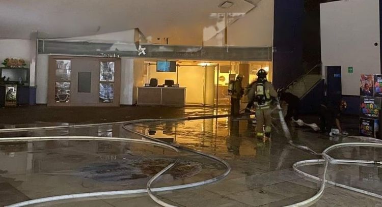 Incendio consume las salas de cine de la Plaza Altabrisa en Mérida