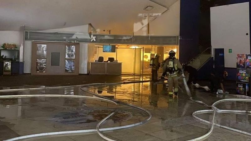 Incendio consume las salas de cine de la Plaza Altabrisa en Mérida