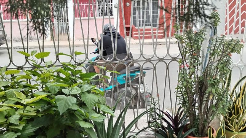 Exhiben a motociclista que toma fotografías a viviendas de Campeche