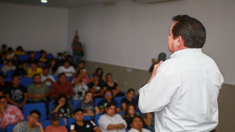 Joaquín Díaz Mena se reúne con estudiantes de la Universidad Modelo en Mérida