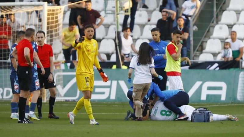 Futbolista sufre un paro cardiaco y se desploma en pleno partido en España: VIDEO