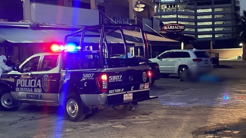 Ejecutan a un hombre de 4 disparos al salir de un bar en Cancún