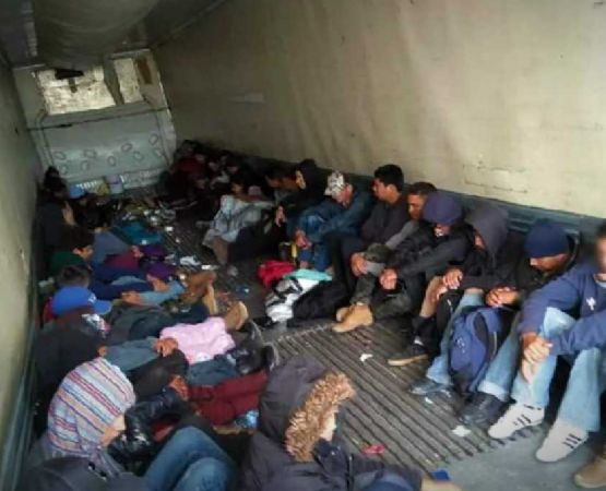 Encuentran a cerca de 100 migrantes hacinados latinoamericanos en un camión de carga