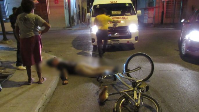 Combi arrolla a ciclista por no respetar el semáforo en el Centro de Mérida