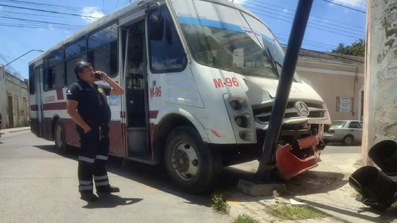 Camión se queda sin frenos y derriba un semáforo en el Centro de Mérida