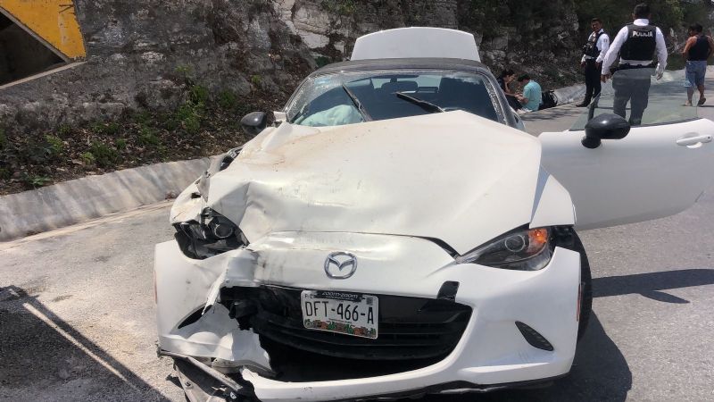 Conductora choca su 'lujoso auto' contra un volquete en Campeche