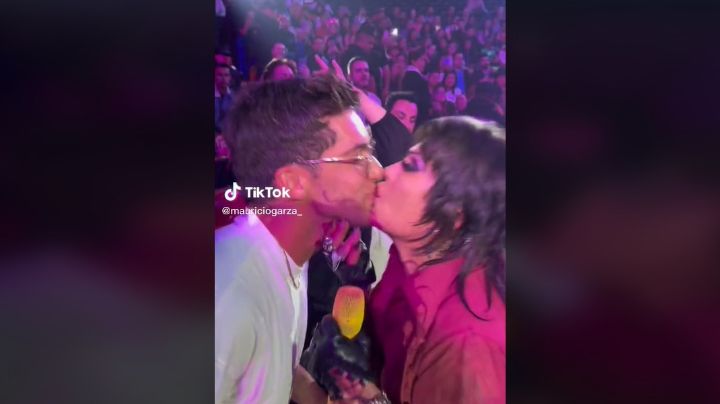 Alejandra Guzmán besa a Mauricio Garza en pleno concierto en Texcoco