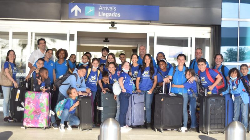 Llega al aeropuerto de Mérida la compañía infantil 'La Colmenita' de La Habana, Cuba