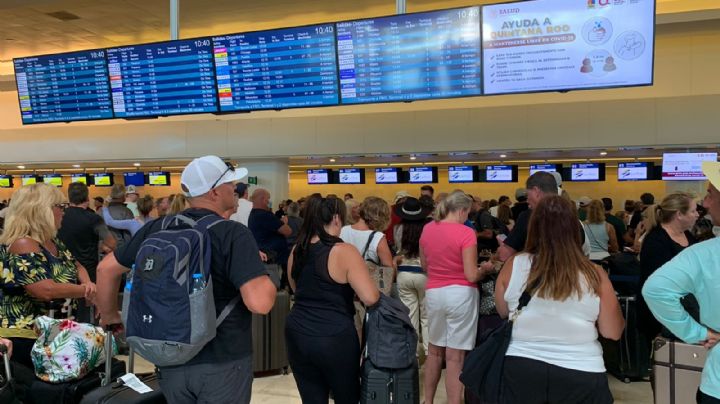 Revisión de documentos causa largas filas en el aeropuerto de Cancún: EN VIVO