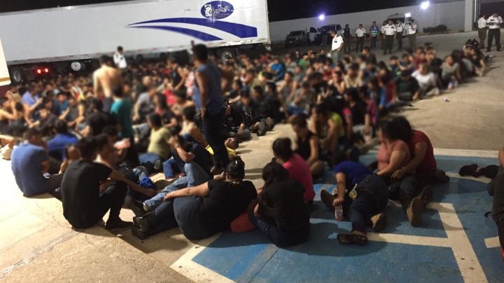 Rescatan a 343 migrantes extranjeros de una caja de tráiler en Veracruz