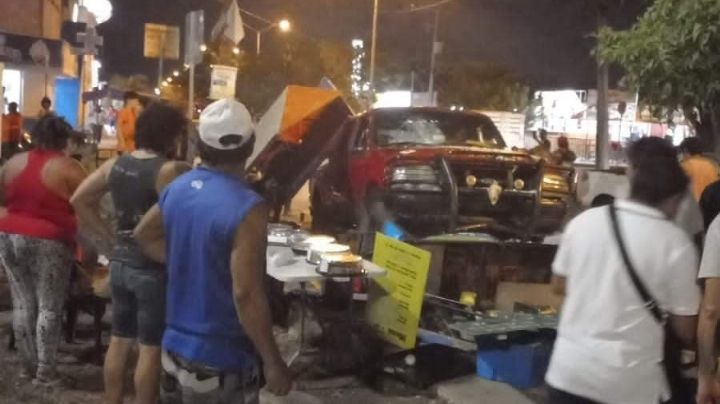 Camioneta sin frenos atropella a personas en un puesto de tacos en Ciudad Caucel
