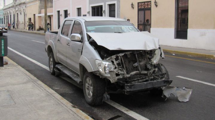 Camioneta choca en el Centro de Mérida; hay una lesionada