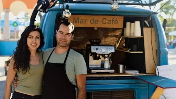En su combi, pareja de viajeros vende café en Akil, Yucatán
