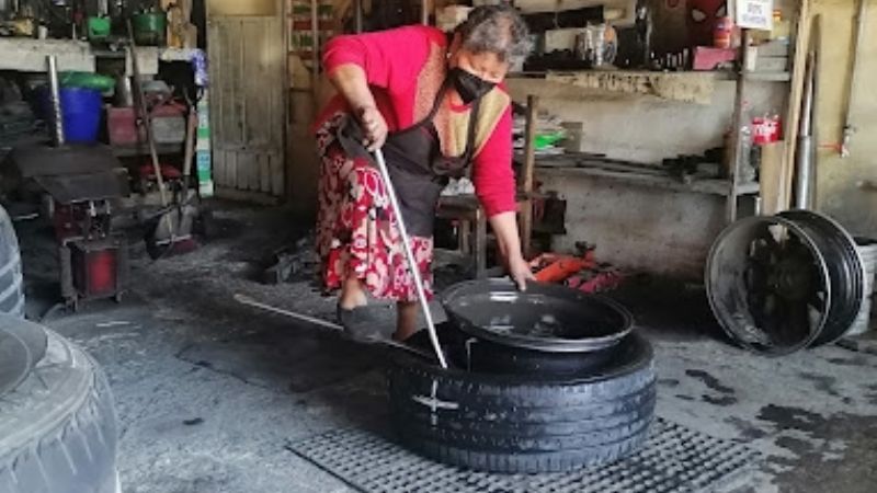 Abuelita dedica su vida a la “talacha” en Puebla