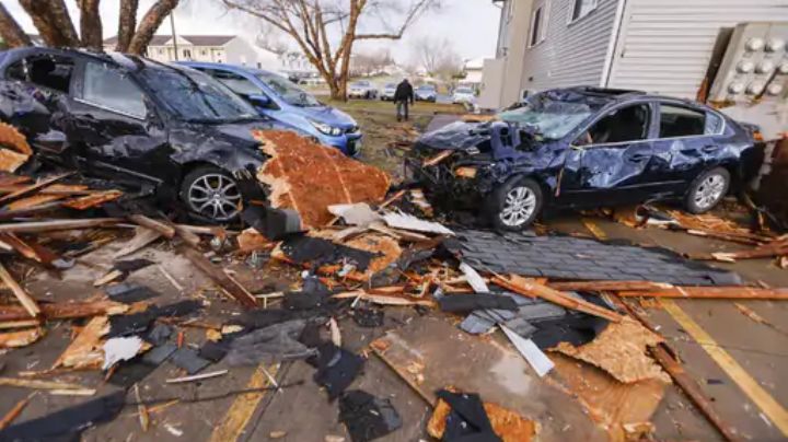 Hombre queda atrapado en su camioneta durante tornado en EU: VIDEO