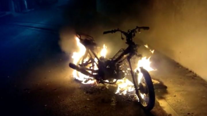 Mujer abandona motocicleta en llamas en Tizimín