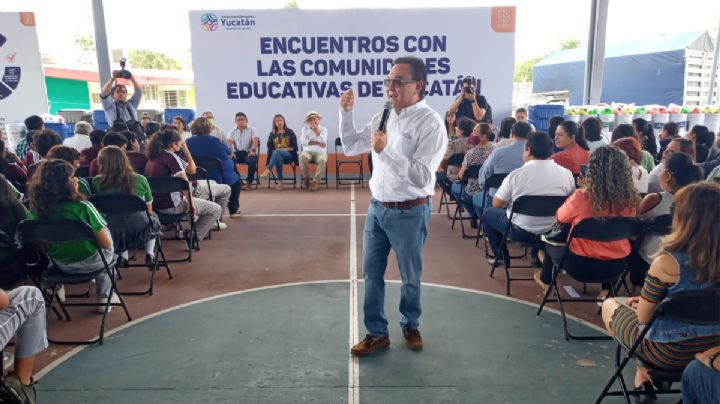 Liborio vidal entrega kits de "Mejora tu Secu" en escuelas de Mérida
