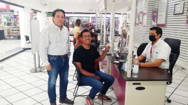 INE entrega la primera credencial a una persona no binaria en Yucatán