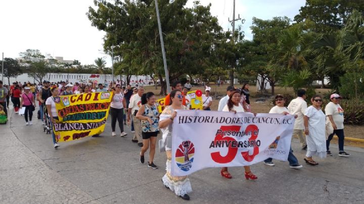 Desfile por el 53 aniversario de Cancún, sin generar interés en los ciudadanos