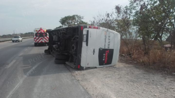 Vuelca camión de paquetería en la vía Campeche-Champotón