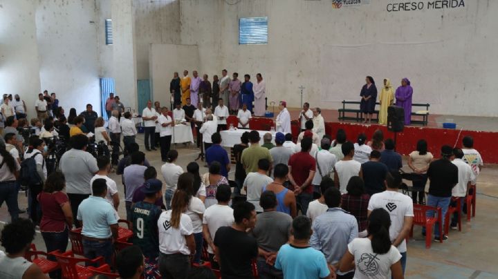Semana Santa 2023: Arzobispo de Yucatán lava los pies de 12 reclusos del Cereso de Mérida