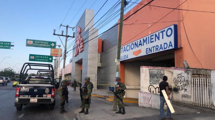 Abandonan restos humanos en el estacionamiento de un Chedraui en Cancún
